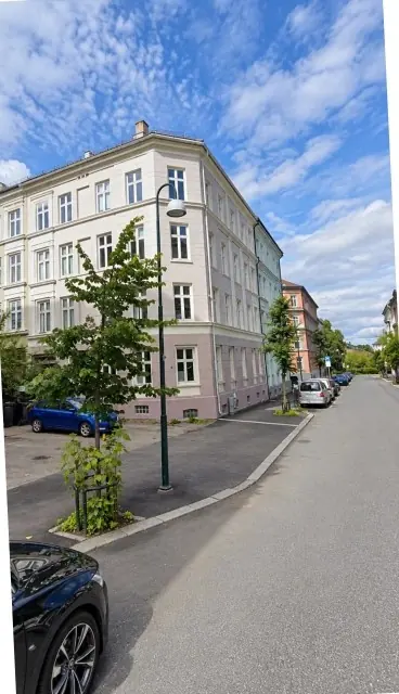 Fotografiet av gatehjørnet tegningen ble laget etter