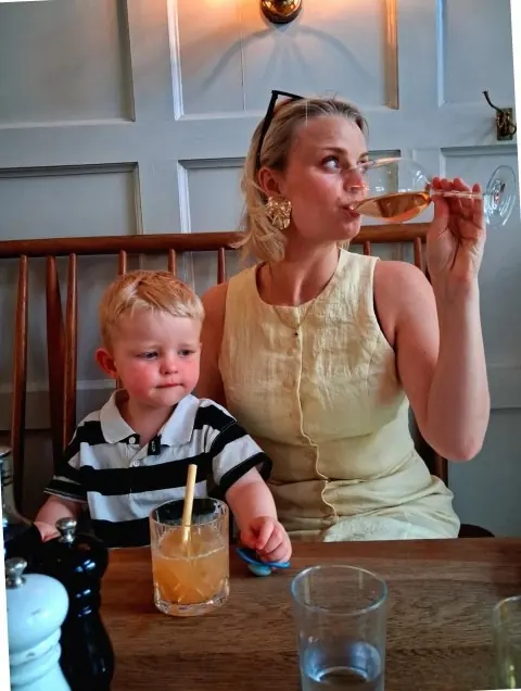 Fotografiet av mor og barn på kafé som tegningen ble laget etter