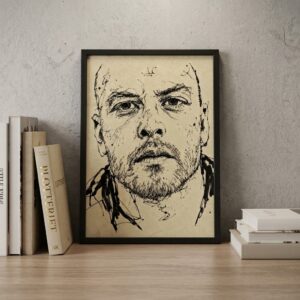 Et ferdig fysisk portrett tegnet med penn på papir, i svart ramme. Ramme vist som eksempel.